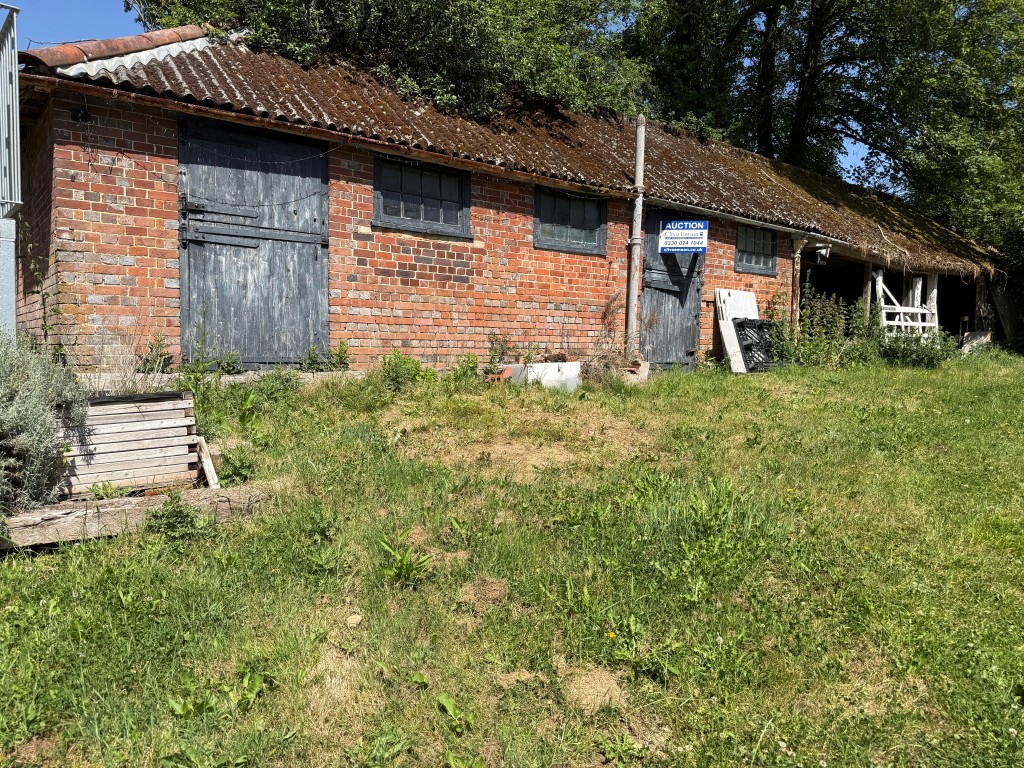 Lot: 35 - STABLES AND LAND WITH PLANNING IN SOUGHT AFTER LOCATION - The Stables